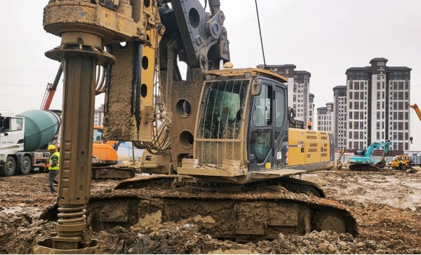 深圳大樁、深樁施工，徐工大噸位旋挖機(jī)展風(fēng)采.jpg